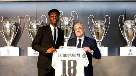 Aurélien Tchouaméni y Florentino Pérez durante la presentación del futbolista francés