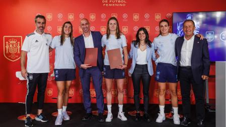 El presidente Luis Rubiales firma junto a las capitanas de la selección de fútbol femenino el acuerdo de primas y derechos de imagen para los próximos años