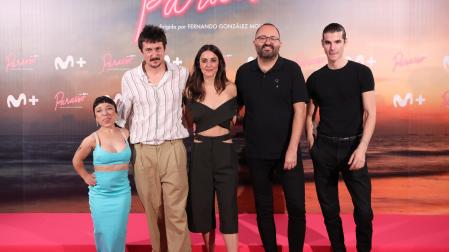 González Molina, segundo por la derecha, con los actores Noelia Pompa, el agoizko Iñaki Ardanaz, Macarena García y Álvaro Mel, posan durante la presentación de la temporada final de Paraíso en Madrid.
