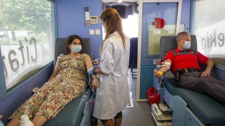 Maite López Perales dona sangre en la Unidad Móvil de Adona en el Día Mundial del Donante