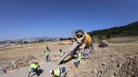 Obreros trabajan echando hormigón en Artica con 37 grados de calor