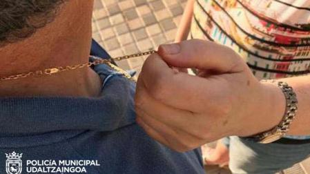 Cadena oro que intentaron robar en Pamplona