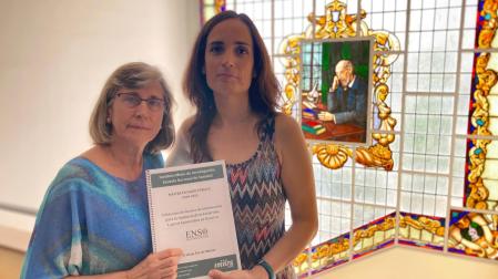 Eva Ardanaz y Esther Vicente Cemborain, directora y autora de la investigación premiada