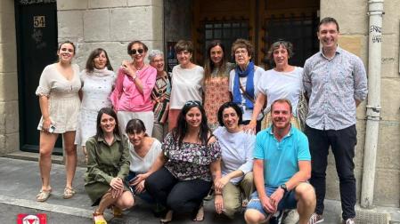 Las seis mujeres galardonadas, con miembros de la peña Los de Bronce