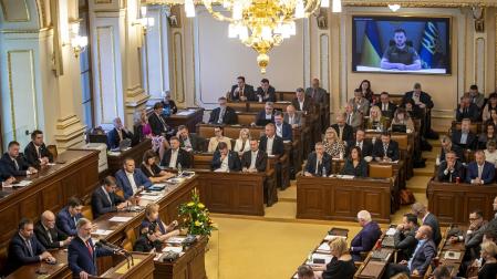 Zelenski, durante su discurso telemático ante el Parlamento checo
