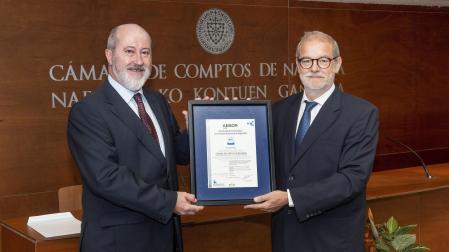 El director de AENOR entrega el certificado del Esquema Nacional de Seguridad al presidente de Comptos, Ignacio Cabeza