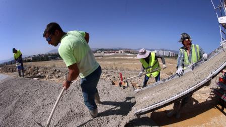 Obreros trabajan echando hormigón en Artica con 37 grados de calor