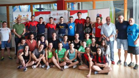 Buena parte de los jóvenes escaladores de los equipos de perfecccionamiento de Navarra, con los técnicos y autoridades en el acto de ayer