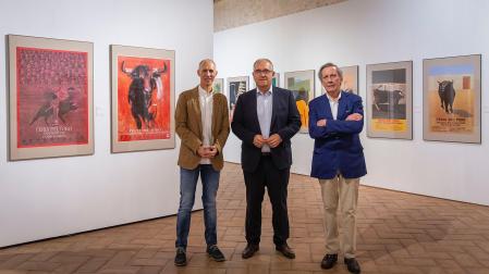 El comisario de la exposición, José Javier Azanza, el alcalde de Pamplona, Enrique Maya, y el presidente de la Comisión Taurina de la Casa de Misericordia, José María Marco, , han presentado esta mañana la exposición