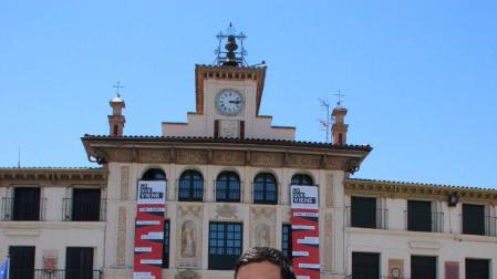 Ramón Lázaro, nuevo propietario del Tudelano, posa en la plaza de los Fueros de Tudela.