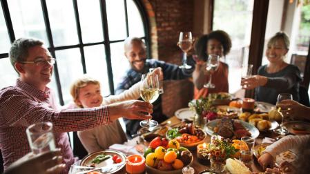 Familia y amigos disfrutando de una comida gourmet.