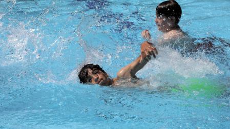 Dos jóvenes nadan en las piscinas de Aranzadi estos días de intenso calor.