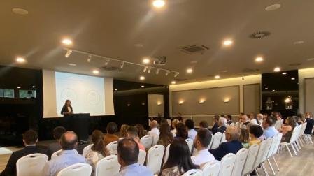Conferencia de Belén Alarcón y Pablo Márquez de Prado en el Hotel Tres Reyes
