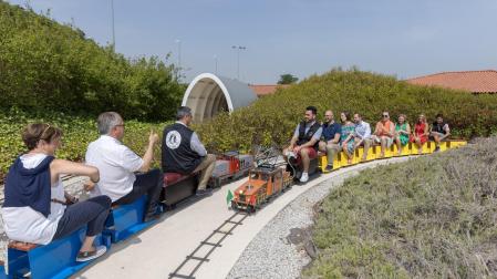 El alcalde de Pamplona, Enrique Maya, ha inaugurado el conocido como ‘parque del tren’, que se ha desarrollado en colaboración con la Asociación Navarra de Amigos del Ferrocarri