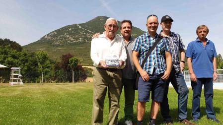 Desde la izda.: Miguel Ángel Vera Ayanz (con el libro del 50 aniversario del torneo de fútbol Higa de Monreal), Txema García Aróstegui, Jesús Ángel Fernández Imízcoz, Pello García Aizpún y José Ignacio Beorlegui Berruezo, ayer en Monreal ante la Higa.