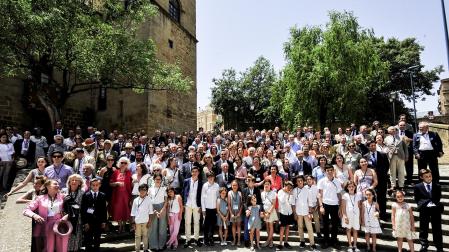 Imagen de familia de los Mencos congregados en Tafalla, en la Casa Solar