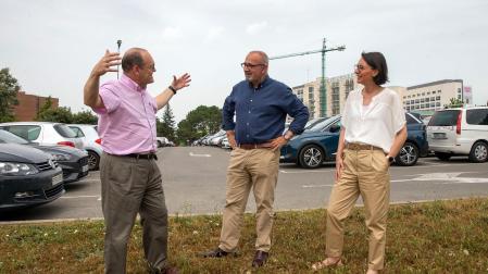 Patxi Mangado, Ignacio López Goñi e Inmaculada Pascual, en el aparcamiento del CIMA, en los terrenos donde se levantará el futuro edificio del Bioma