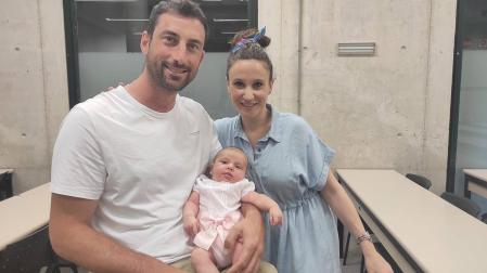 Alfredo Rubal, Yolanda Pérez y su segunda hija, Vega, de  2 meses