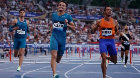 Asier Martínez, con gesto serio tras dejarse ir los últimos metros, por detrás de Allen y Pereira en París