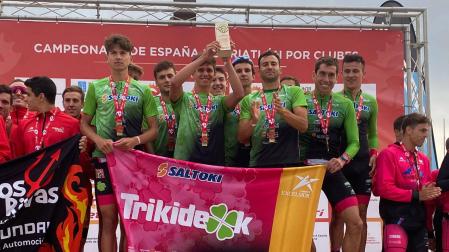 Los componentes del Saltoki Trikideak, en lo alto del podio del campeonato por clubes ayer en A Coruña