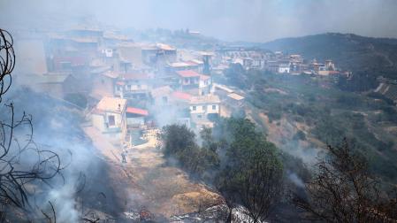 Fotos de los incendios activos en Navarra. El fuego en las cercanías de San Martín de Unx ha provocado el desalojo de la localidad.