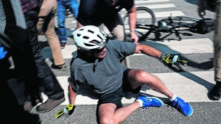 Biden se cae de la bici al pasear junto a la playa
