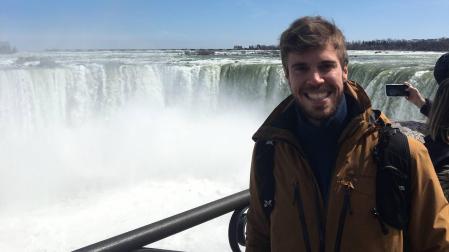 Imanol Miqueleiz Legaz, esta abril en las cataratas del Niágara, frontera con Canadá