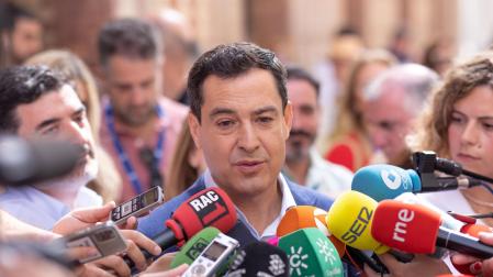 Juanma Moreno atiende a los medios