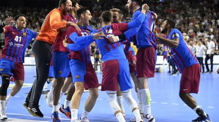 Los jugadores del Barcelona celebran su victoria en el Lanxess Arena de Colonia