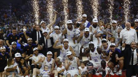 Los jugadores del Real Madrid celebran la consecución del título de la Liga Endesa tras vencer al Barça en el cuarto encuentro en el WiZink Center de Madrid