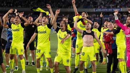 Los jugadores del Girona C.F. celebran el ascenso de su equipo a primera división tras derrotar al Tenerife