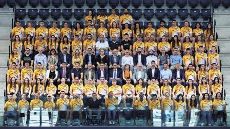 Un nutrido grupo de los 151 deportistas becados junto a personalidades como Miguel Induráin, presidente de honor de la FMIF, o Juan Carlos Unzué