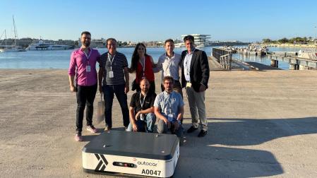 Equipo de Autocar con uno de sus AGVS