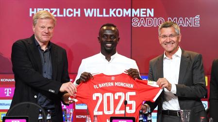 El directivo del Bayern, Oliver Kahn (izda.) junto a Sadio Mané (centro) y al presidente del club bávaro, Herbert Hainer, en la presentación del delantero