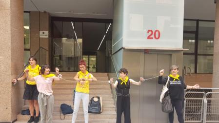 Imagen de las trabajadoras de la Plataforma 0-3, encadenadas frente a la puerta de la FNMC