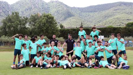 Los chavales de The Bridge, junto a los hermanos Beroiz, preparan en Ayegui los próximos  partidos frente al Izarra, Real Unión y Touring antes de jugar la Donosti Cup