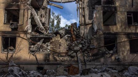 Un edificio residencial, devastado por los bombardeos rusos