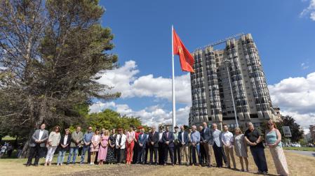 Imagen del izado de la bandera de Navarra en la plaza de los Fueros de Pamplona.