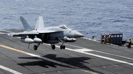 Un avión militar aterriza en un portaviones