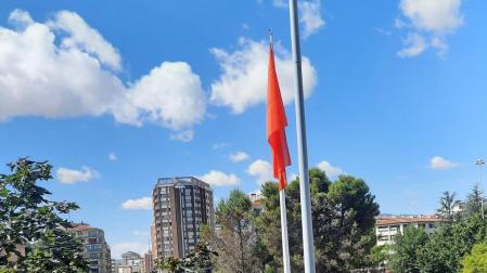 La gran bandera de Navarra de 8x12 metros ha sido izada este jueves 23 de junio en la plaza de los Fueros de Pamplona a una altura de 30 metros en presencia de las autoridades y numeroso público y mientras La Pamplonesa tocaba el himno oficial.