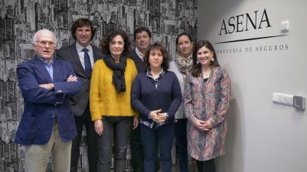 Daniel García Erviti, director general; Francisco Sainz Plaza, asesor de clientes y María Fernández Zurita, asesora comercial. En la fila de abajo, de izda. a drcha: Miguel Ángel Oneca, fundador; Rita Pascual Uzqueda, administración; Pilar Gil Azparren, asesora de clientes y Laura Oneca Arribas, directora técnica de la Correduría de Seguros Asena.