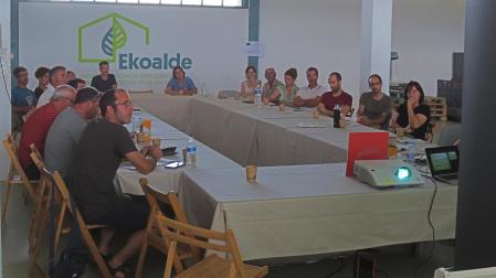 Momento de la reunión de la junta directiva de Ekoalde.