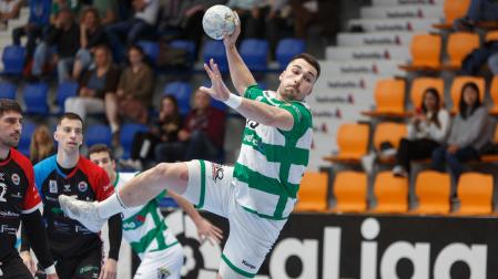 El pivote de Helvetia Anaitasuna Aitor García, en un lanzamiento a portería durante un partido
