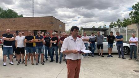 El presidente de Teletaxi, Kiko Asín, lee el comunicado arropado por un grupo de taxistas