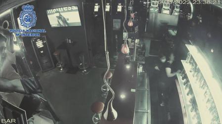 Un momento del robo captado por una cámara del bar