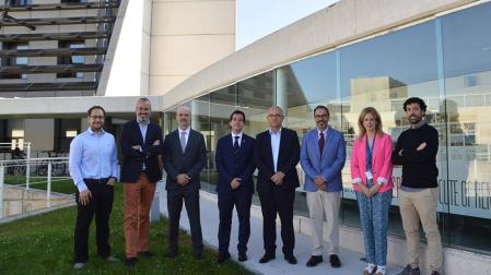 Autoridades del Ayuntamiento de Pamplona y representantes de CENER tras la firma del convenio