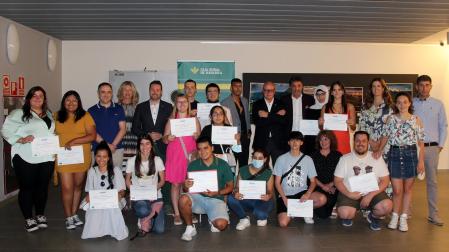 Alumnos y autoridades posaron juntos tras la entrega de los XX Premios Futuros Profesionales de la AER que tuvo lugar este viernes en la Ciudad Agroalimentaria de Tudela