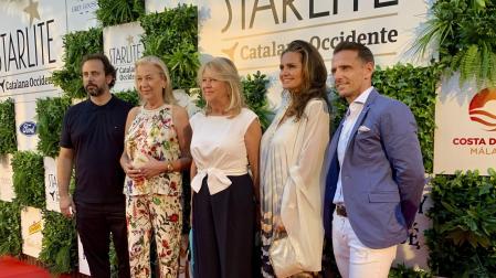 El empresario Ignacio Maluquer, la concejal de Urbanismo de Marbella María Francisca Caracuel, la alcaldesa de Marbella Ángeles Muñoz, la organizadora de Starlite Sandra García-Sanjuan y el director del festival, Javier Bernardí, a su llegada al Festival Starlite, este viernes
