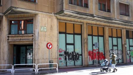 Imagen del local que acogió la antigua Caja Navarra en la calle Paulino Caballero, hoy sin actividad