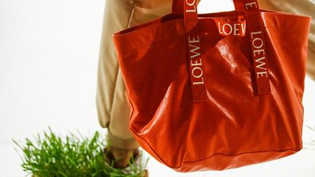 Un detalle de una de las deportivas "sembradas" con hierba de la colección primavera-verano 2023 de Loewe